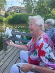 Vissen met bewoners verzorgingshuis Westerhof